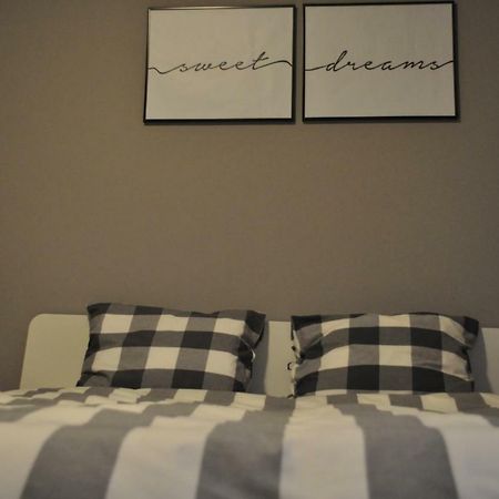 Sleep & Fly Apartment โอโตเปนี ภายนอก รูปภาพ