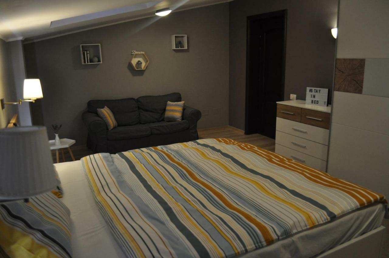 Sleep & Fly Apartment โอโตเปนี ภายนอก รูปภาพ