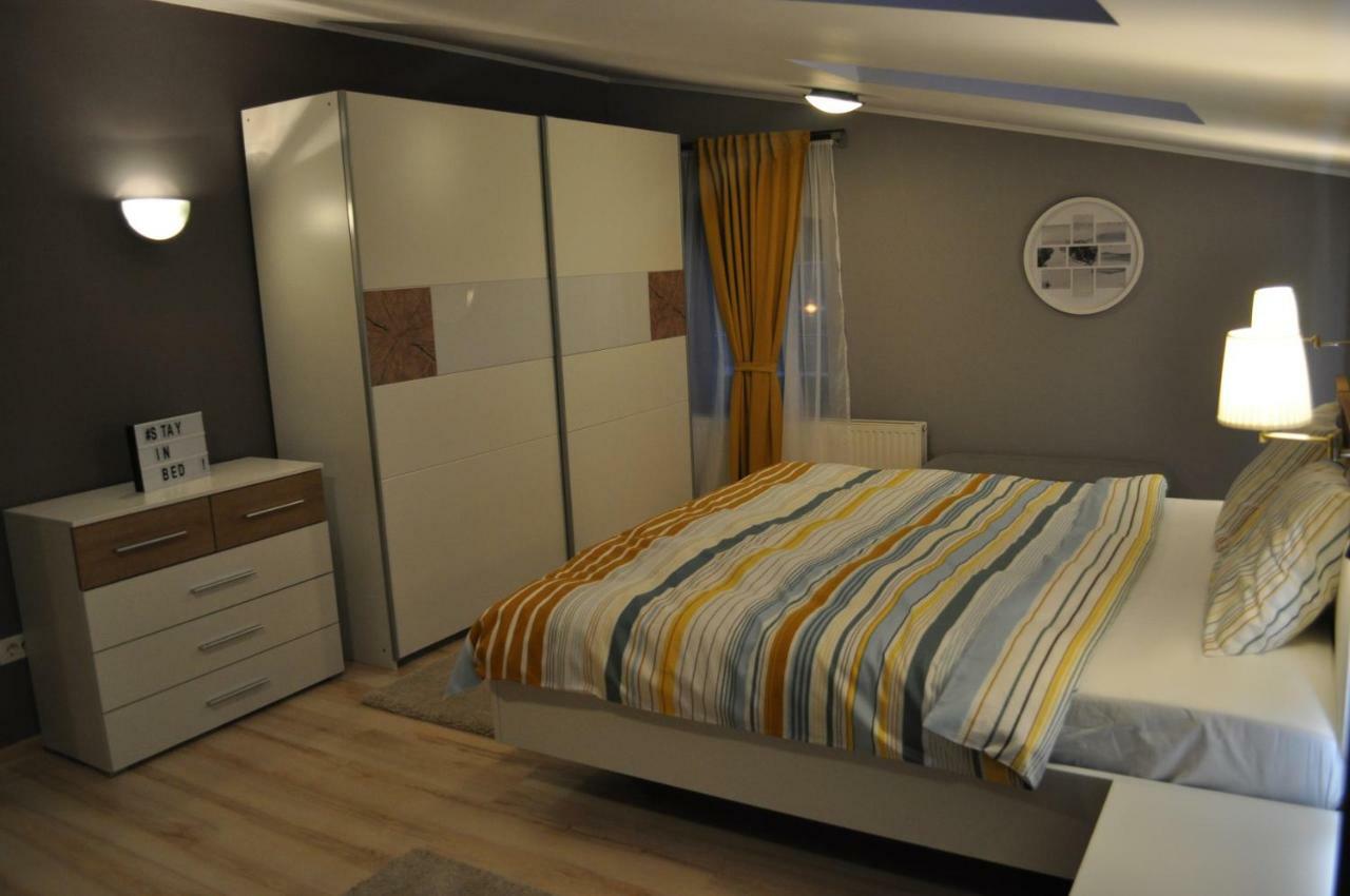 Sleep & Fly Apartment โอโตเปนี ภายนอก รูปภาพ
