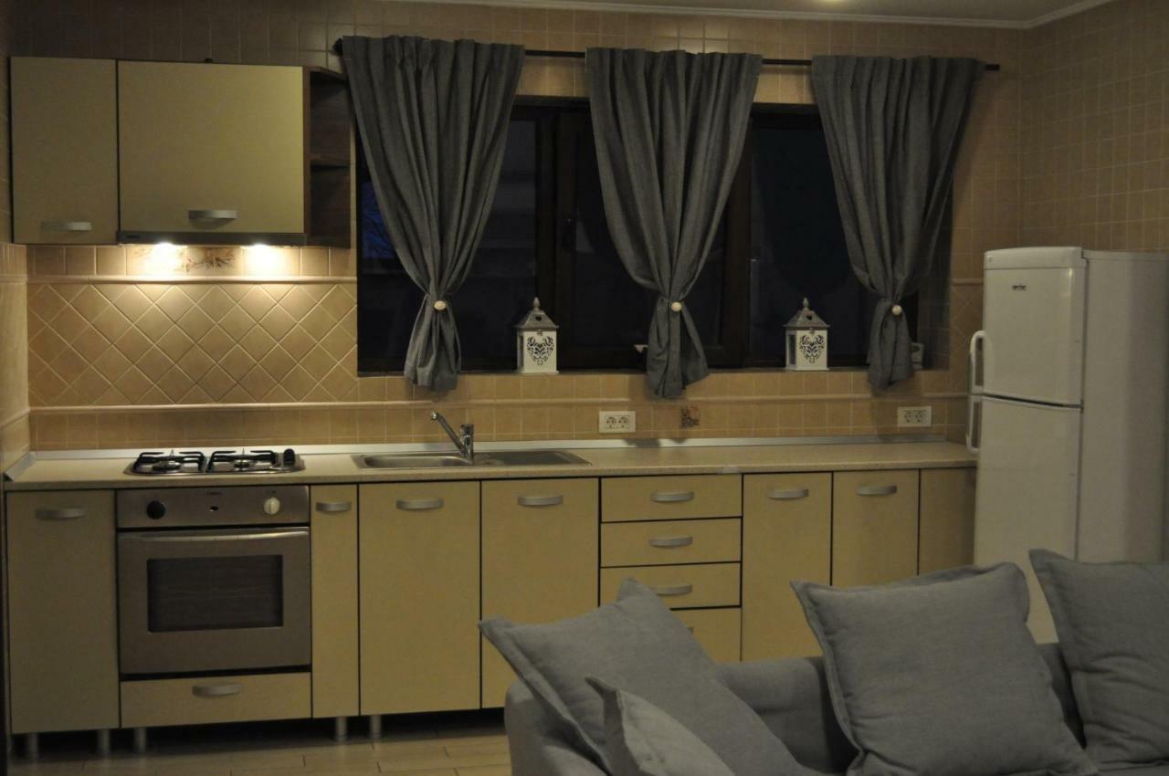 Sleep & Fly Apartment โอโตเปนี ภายนอก รูปภาพ