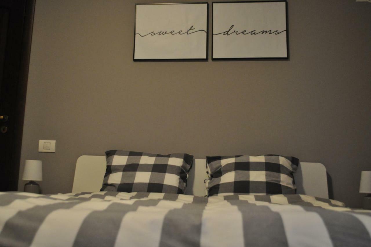 Sleep & Fly Apartment โอโตเปนี ภายนอก รูปภาพ