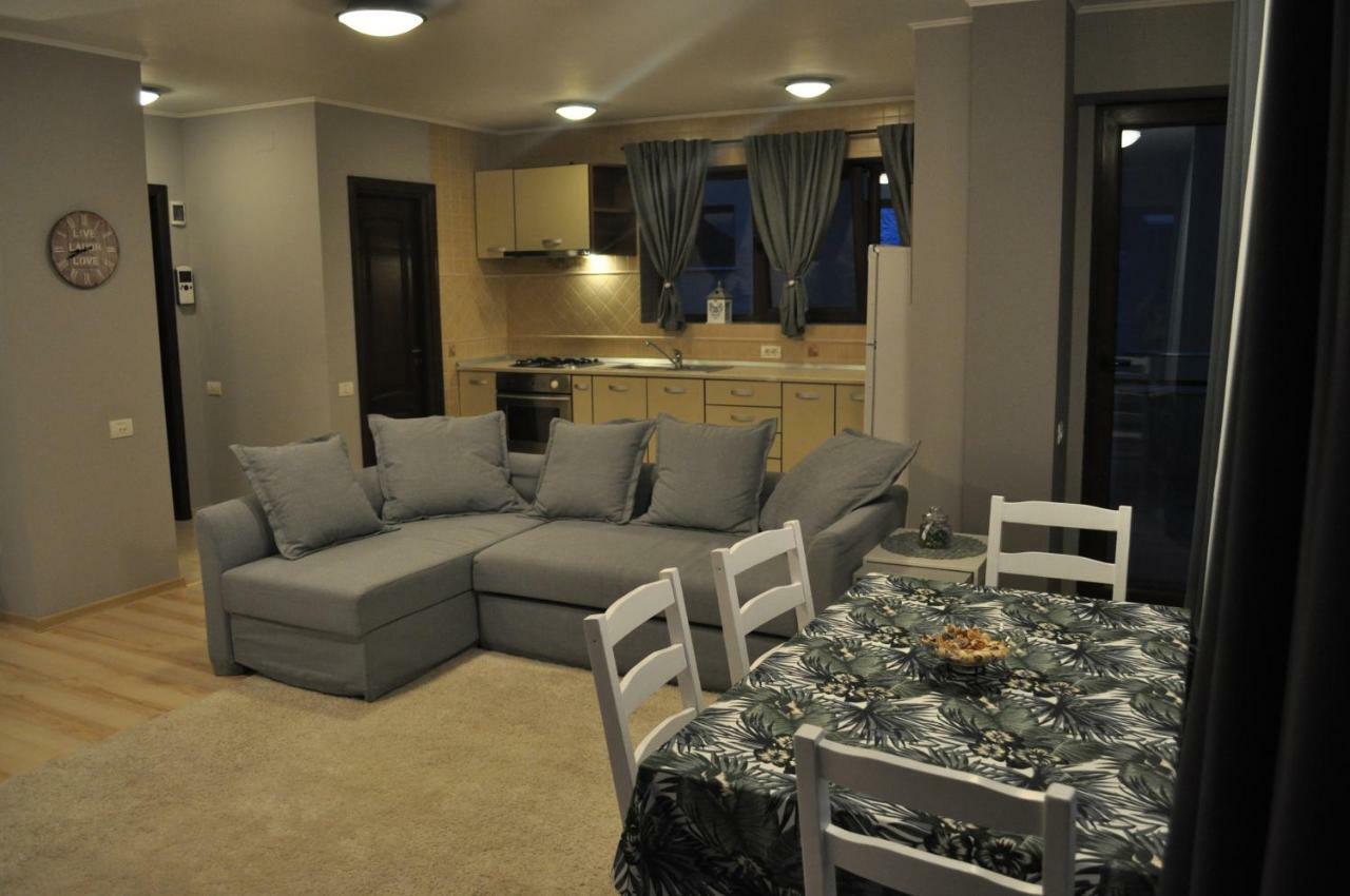 Sleep & Fly Apartment โอโตเปนี ภายนอก รูปภาพ