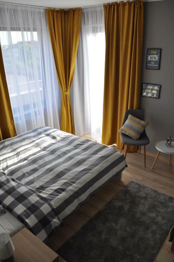 Sleep & Fly Apartment โอโตเปนี ภายนอก รูปภาพ